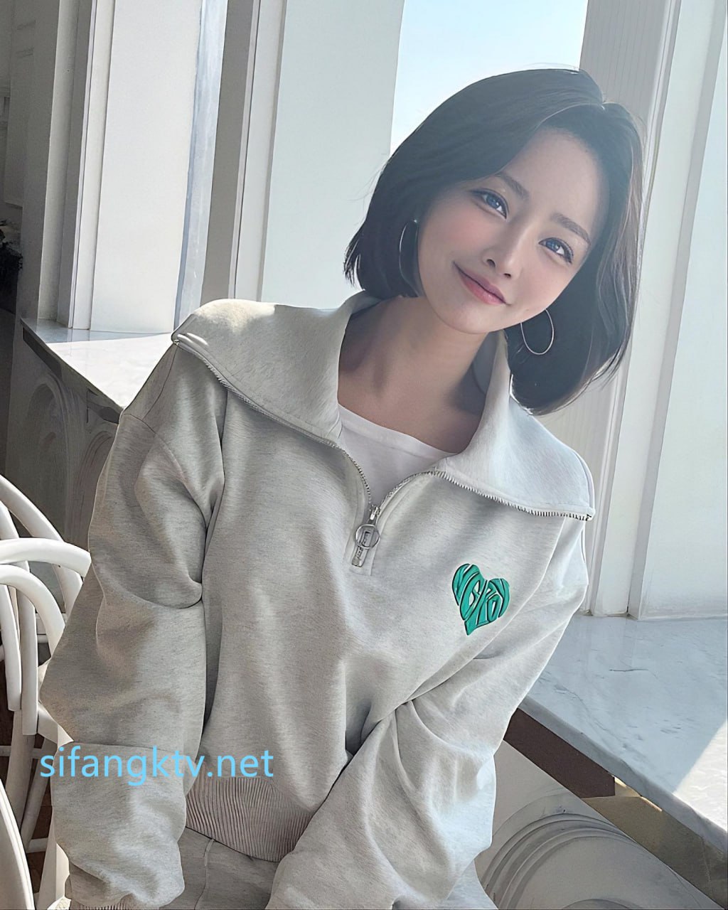 美少女异物插入自慰大秀~很有成熟韵味~随着音乐翻玩粉嫩逼逼~香肠火腿小黄瓜都可以