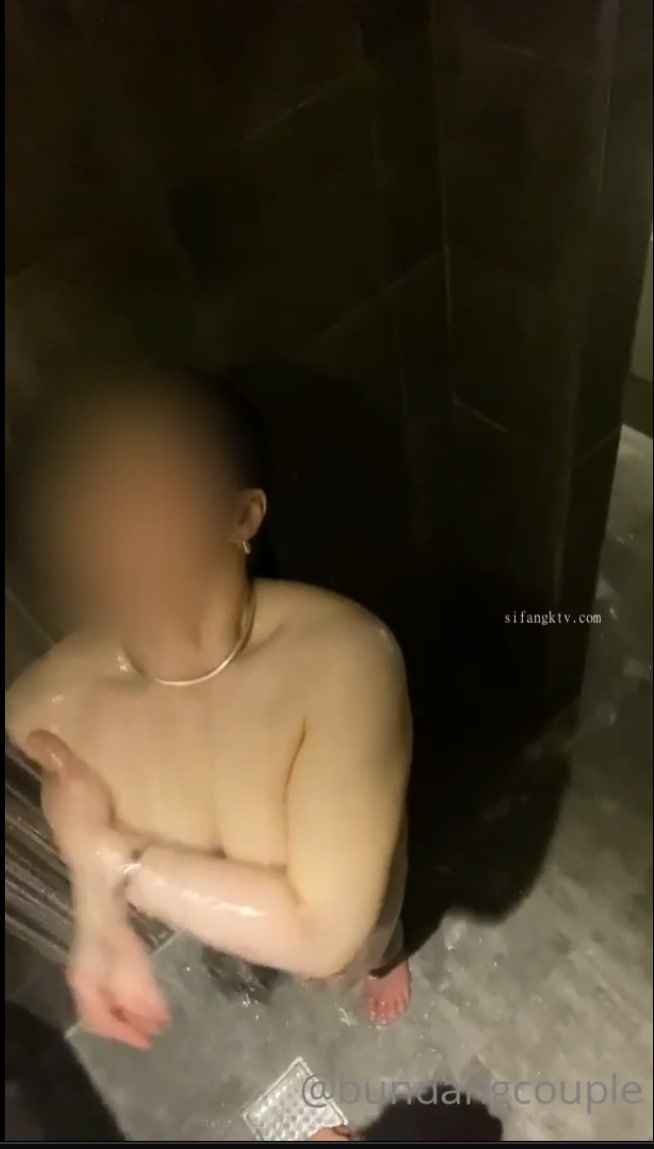 今天有点虚，就静静把玩奶子吧